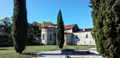 Cette façade orientale sur jardins (remodelés, au XVIIIe siècle, en jardins d’agrément), répond, avec son avant-corps de la même époque, à celle du logis abbatial le long bâtiment du dortoir s’appuie, au sud, sur le chevet roman et ses absidioles (XIIIe siècle) Photo © François Collombet